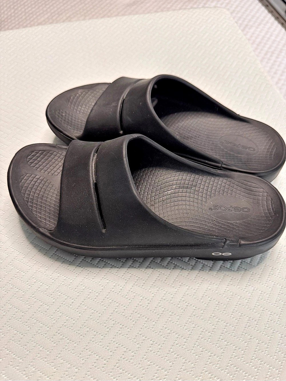 OOFOS OOahh Sport Flex Sport Slides in Black EU 42